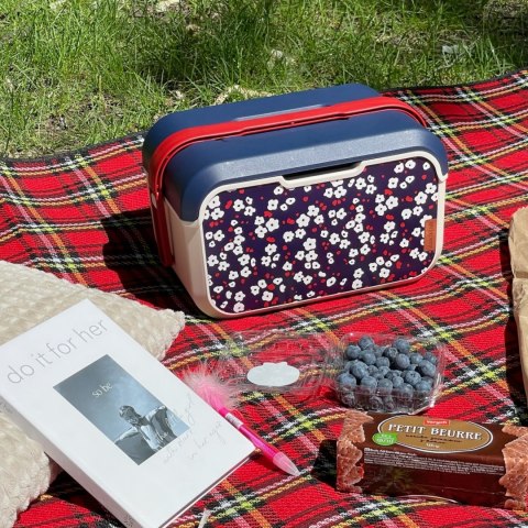 Mini lodówka turystyczna 5L KAMAI EDA wzór kwiat wiśni, lunchox na wkłady mrożące - waniliowy korpus, czerwona rączka, błękitna Mini lodówka turystyczna 5L KAMAI EDA wzór kwiat wiśni, lunchox na wkłady mrożące - waniliowy korpus, czerwona rączka, błękitna