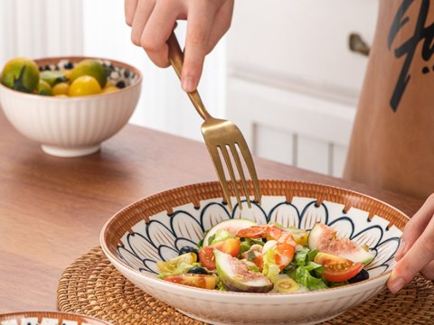 Kpl. 4 miseczek z łyżeczkami + 2 talerze +pałeczki